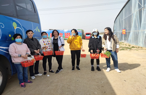 芬芳三月天 巾帼绽芳华｜临沂市河东区市场监管局组织开展庆“三八”摘草莓活动270.png