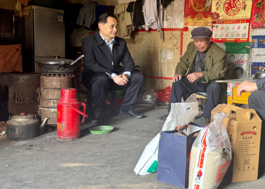 20251027临沂市河东区市场监管局重阳节走访慰问--情暖金秋 爱驻乡村303.png