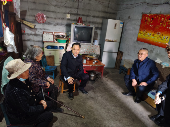 20251027临沂市河东区市场监管局重阳节走访慰问--情暖金秋 爱驻乡村305.png