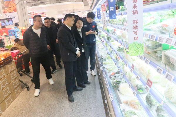 临沂市市场监管局党组成员曹丽霞带队赴河东督导节日市场安全工作385.png