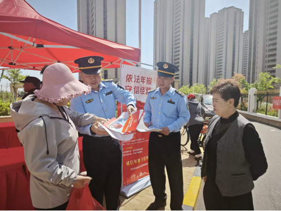 党建红引领市监蓝 服务惠民零距离——青岛西海岸新区市场监管局走进“幸福邻里节”287.png