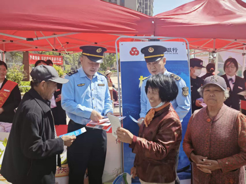 党建红引领市监蓝 服务惠民零距离——青岛西海岸新区市场监管局走进“幸福邻里节”560.png