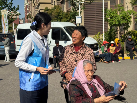 党建红引领市监蓝 服务惠民零距离——青岛西海岸新区市场监管局走进“幸福邻里节”562.png